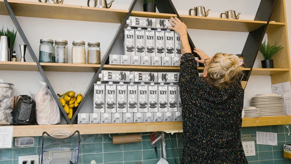Oatly_shelf_600px.jpg